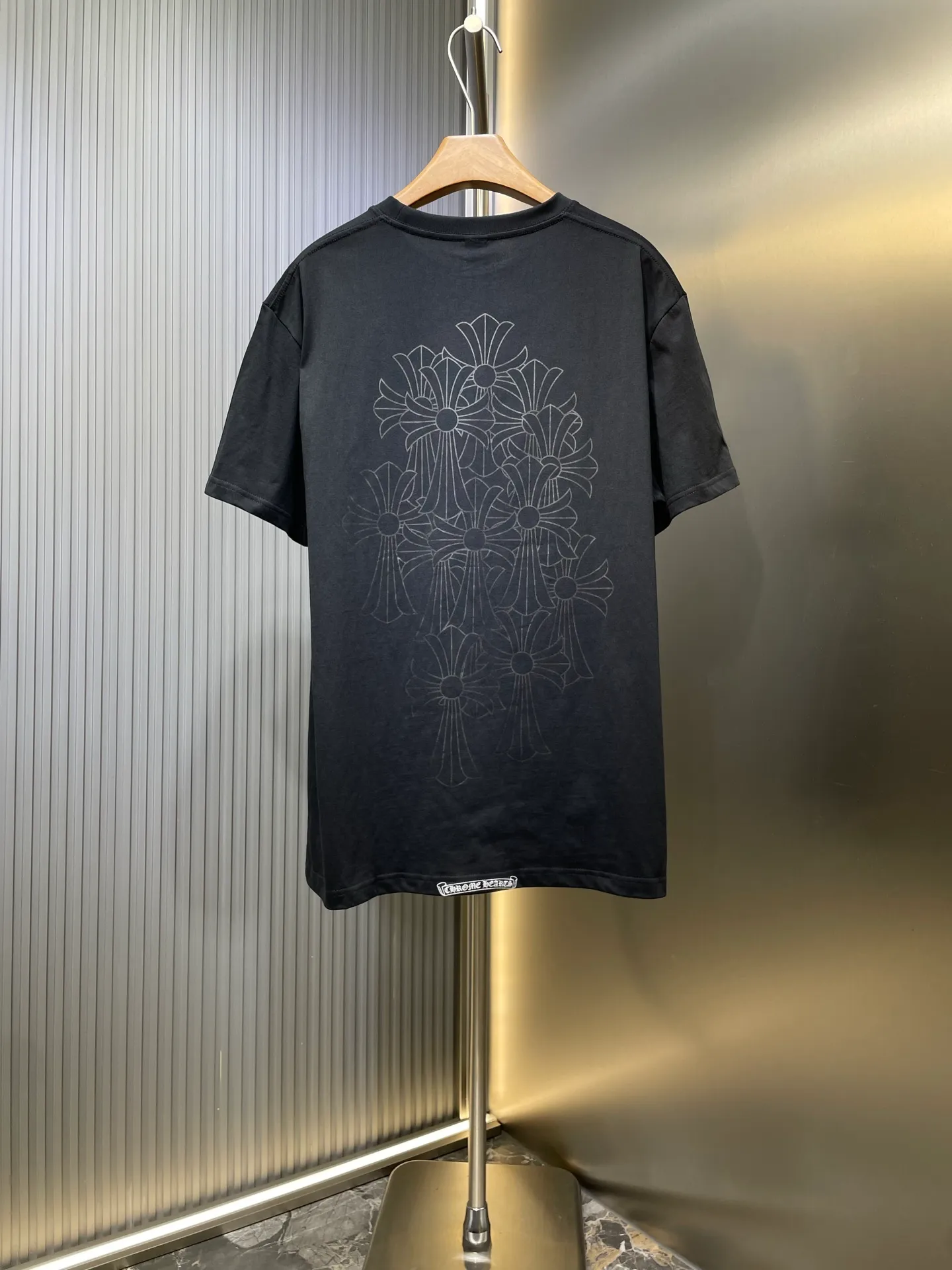 P250 Chrome Hearts 🌟[Top Original] Fabric: Cotton Material Description: The fabric is made of 26-woven 240-gram cotton material. Printing is very important. The ink used in the original version is beyond the standard printing. Generally, printing factories have no ability to restore it. After running to many factories, the final efforts paid off. The overall wiring is straight and delicate, the fabric is comfortable and soft, and the color is consistent without color difference. Can be matched with the same style to create a fashionable look, to suit various occasions, customized accessories, complete with three standards, same style for men and women size: s m l